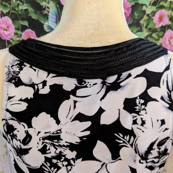 White House Black Market "V" Neck Top Size Small - Picture 3 of 8